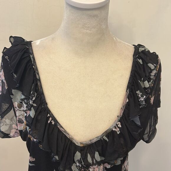 Almost Famous black floral sheer short sleeve top Ruffle neckline Size XL EUC - Picture 3 of 9